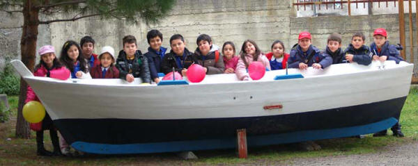gruppi di ragazzi con la barca