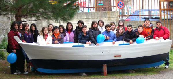 gruppi di ragazzi con la barca