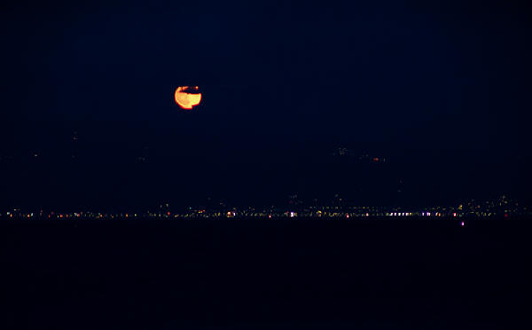 Luna sullo Stretto di Messina